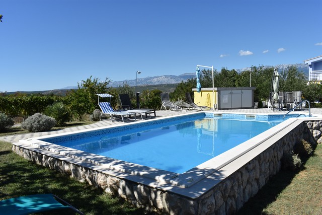 Vista dal giardino sulla piscina e sui dintorni dell'immobile H1525 in Croazia.