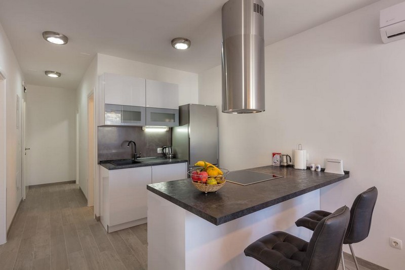 Zona pranzo e cucina moderna della casa H1569 nella zona di Rogoznica, Croazia.
