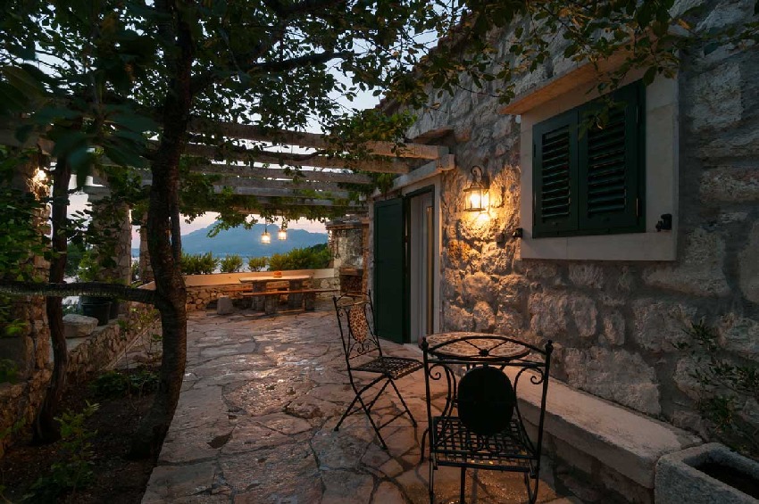 Autentica casa in pietra in ambiente attraente in vendita vicino a Omis, Croazia.