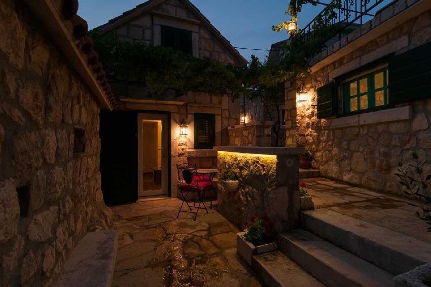 Cortile illuminato in pietra naturale al crepuscolo