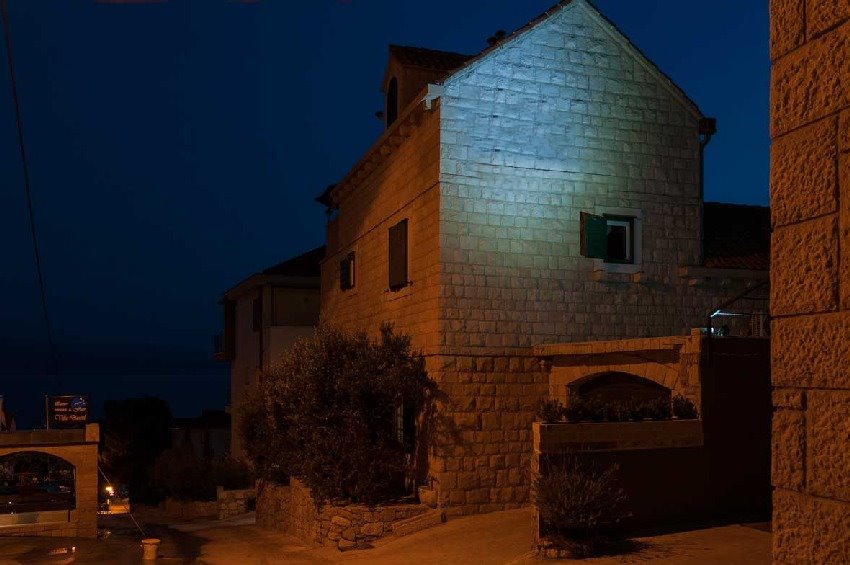 Casa in pietra illuminata nel vicolo di notte