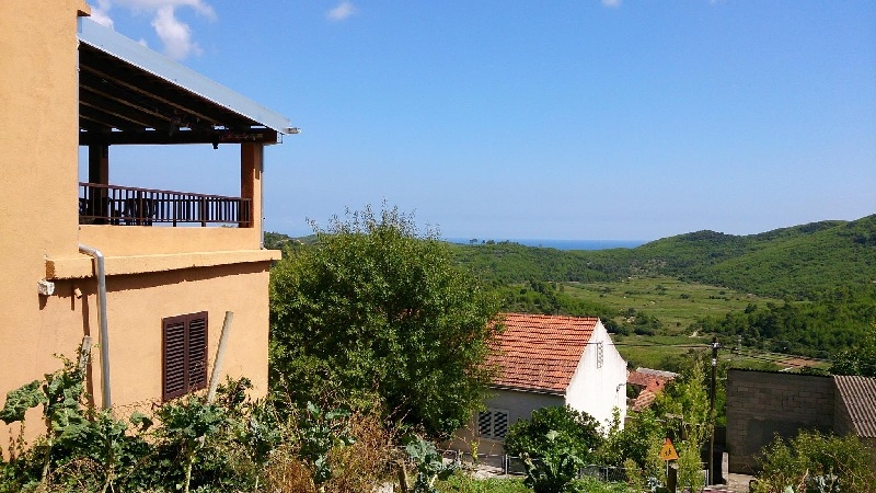 Vista sulla casa, sui dintorni verdi e sul mare - casa in vendita Croazia.