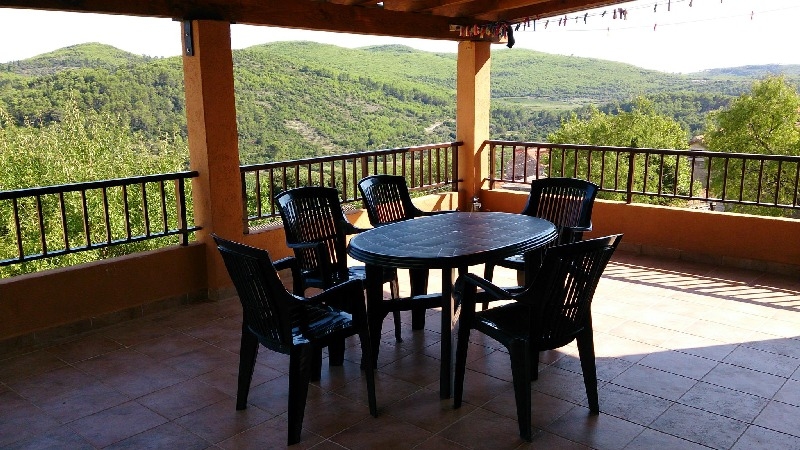 Vista sul balcone coperto con splendida vista sull'ambiente idilliaco.
