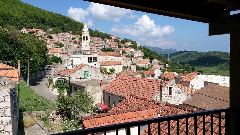 Vista più ravvicinata sul paese dal balcone coperto - casa in pietra in vendita Croazia.