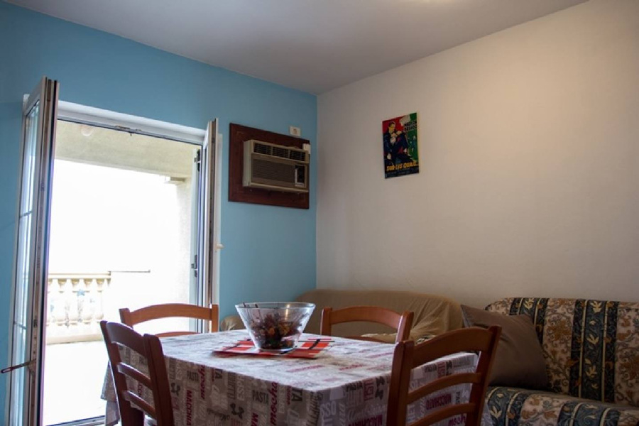 Una zona pranzo e giorno di un appartamento con uscita sul balcone - casa in vendita Croazia.