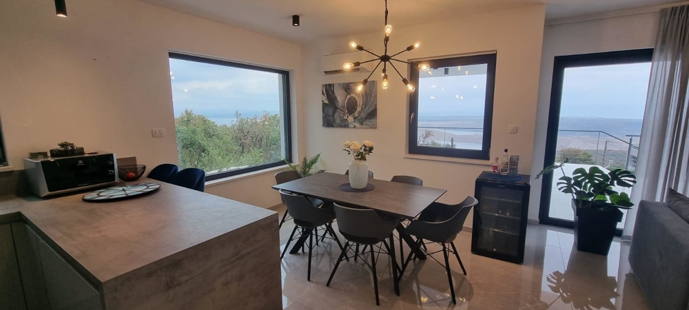 Retro della villa H1647, in vendita in Croazia.