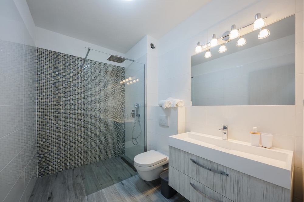 Bagno moderno della villa H1658, Panorama Scouting.