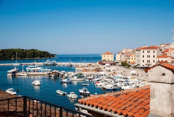 Vista sul porto con barche e battelli per escursioni