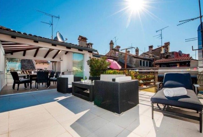 Terrazza sul tetto della casa H1763, in vendita a Rovinj nel centro città.