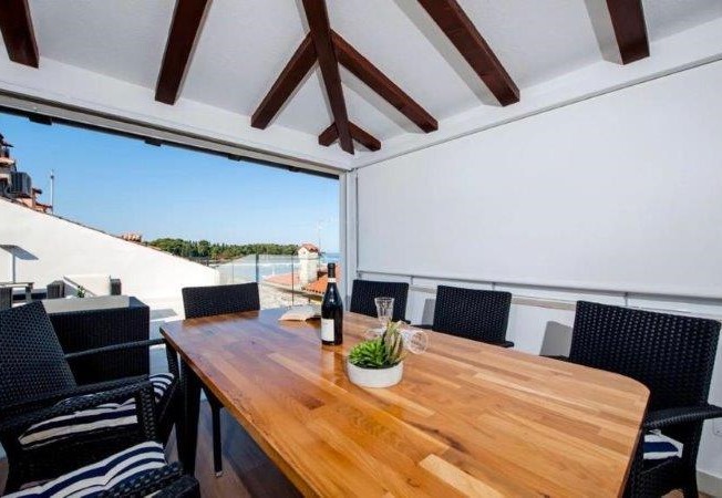 Zona pranzo e vista sulla terrazza.