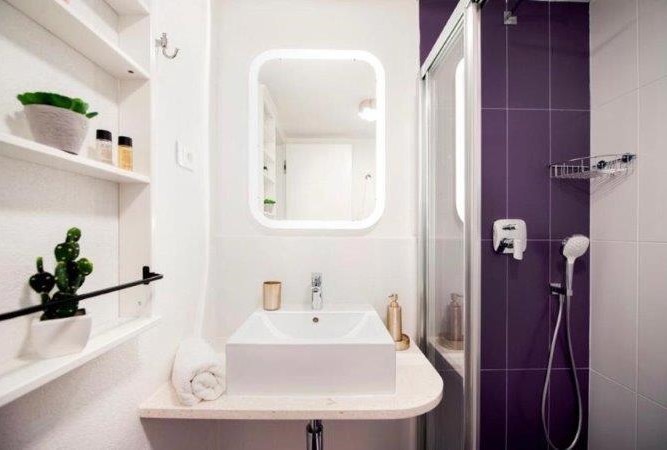 Bagno con elementi d'arredo viola.