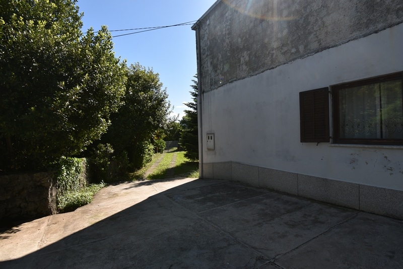 Area esterna e vista laterale sul mare.