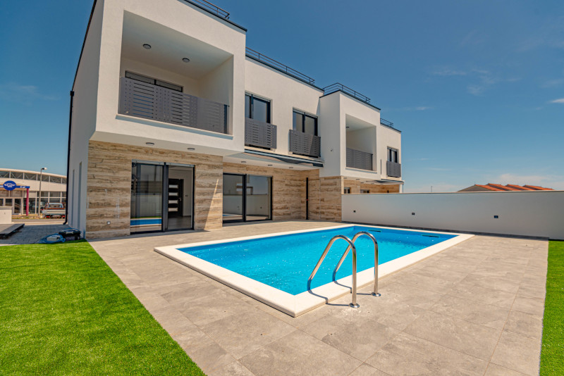 Casa bifamiliare con piscina e striscia di prato davanti