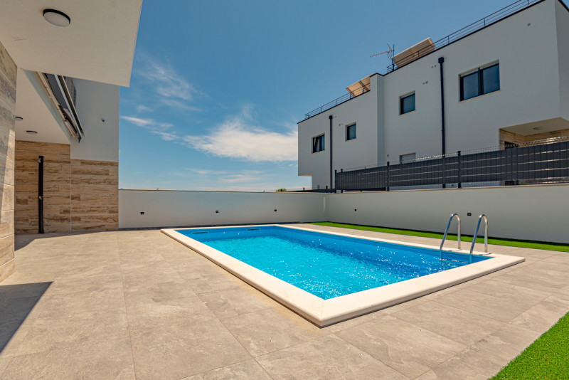 Piscina della casa H1775, in vendita a Vodice, Croazia.