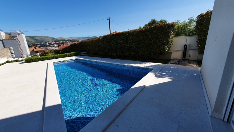 Piscina sulla terrazza con vista sul paese fino ai monti