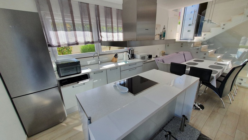 Cucina moderna dell'immobile H1783, isola di Ciovo, Croazia.