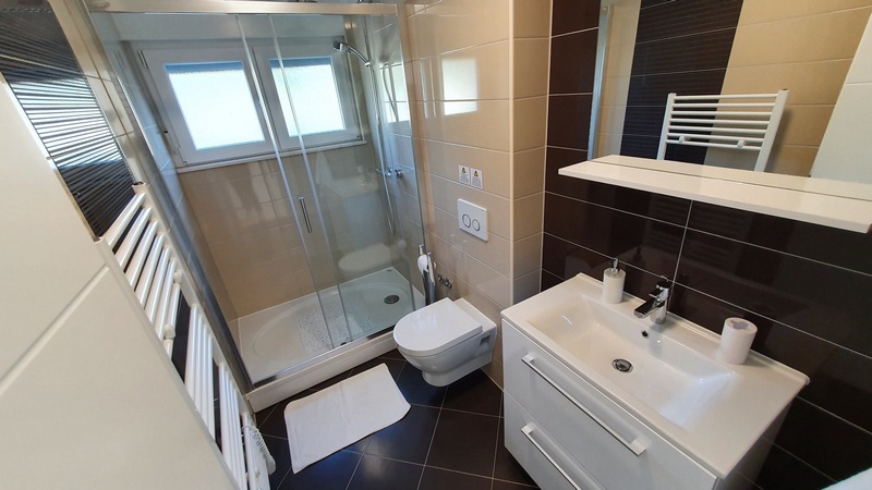 Bagno con doccia.