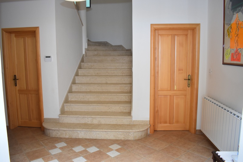 Vano scala al piano terra della casa.