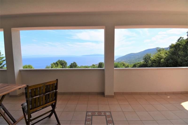 Loggia con aperture nel muro e vista su mare e colline
