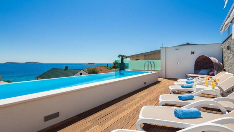 Villa moderna con piscina a sfioro e vista mare in Croazia