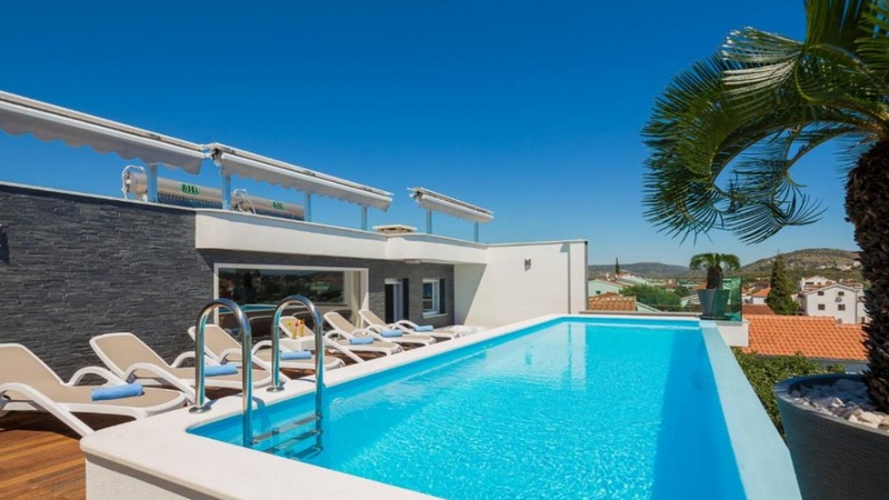 Piscina a sfioro con vista mare e solarium della villa di lusso