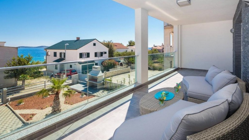 Terrazza coperta con lounge e vista sul mare