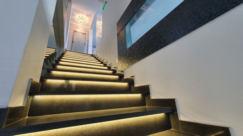 Vano scale illuminato con design moderno nella villa
