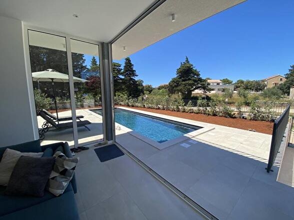 Terrazza con piscina - villa H1809, in vendita sull'isola di Ugljan in Croazia - Panorama Scouting.