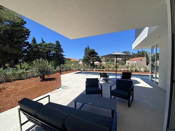 Terrazza con vista sulla piscina.