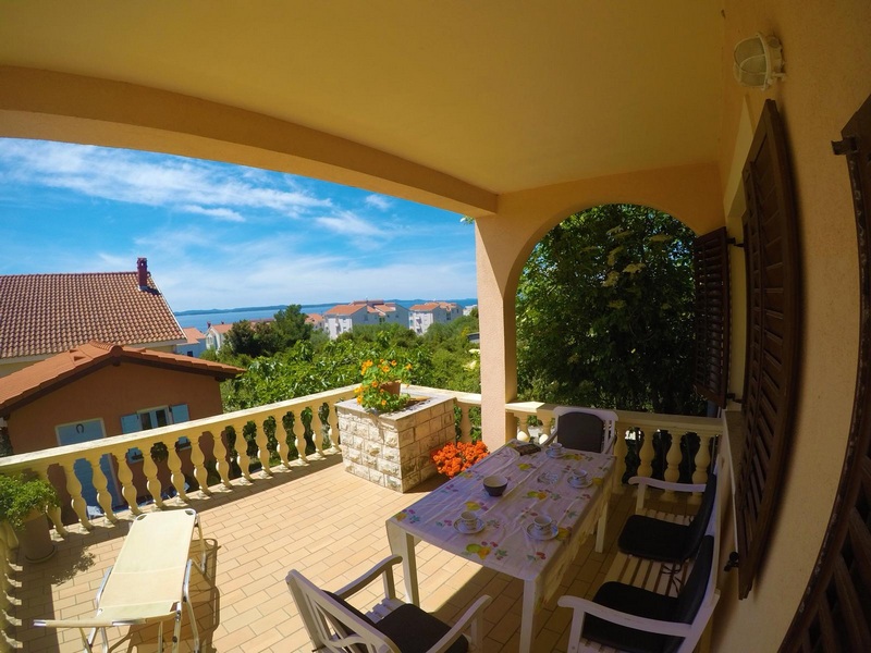 Terrazza con vista mare - casa H1816 a Kozino, zona di Zadar, Croazia - Panorama Scouting.