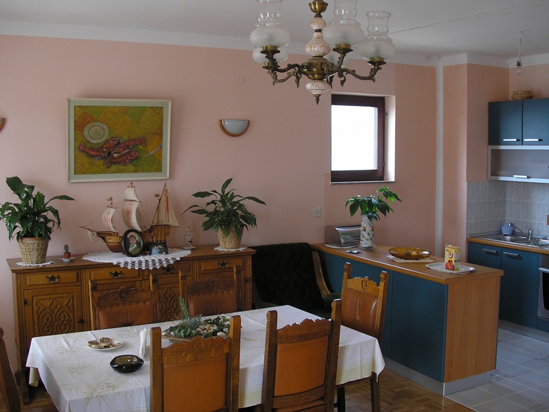 Zona pranzo e vista sulla cucina.