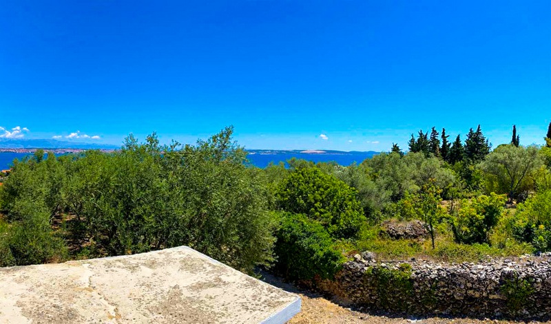 Platea in cemento presso l'uliveto con vista sulla baia