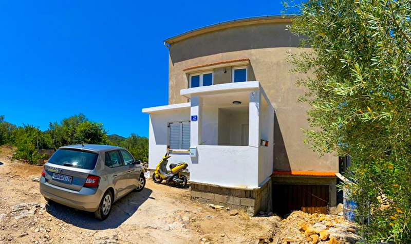 Ingresso della casa H1862, isola di Ugljan.