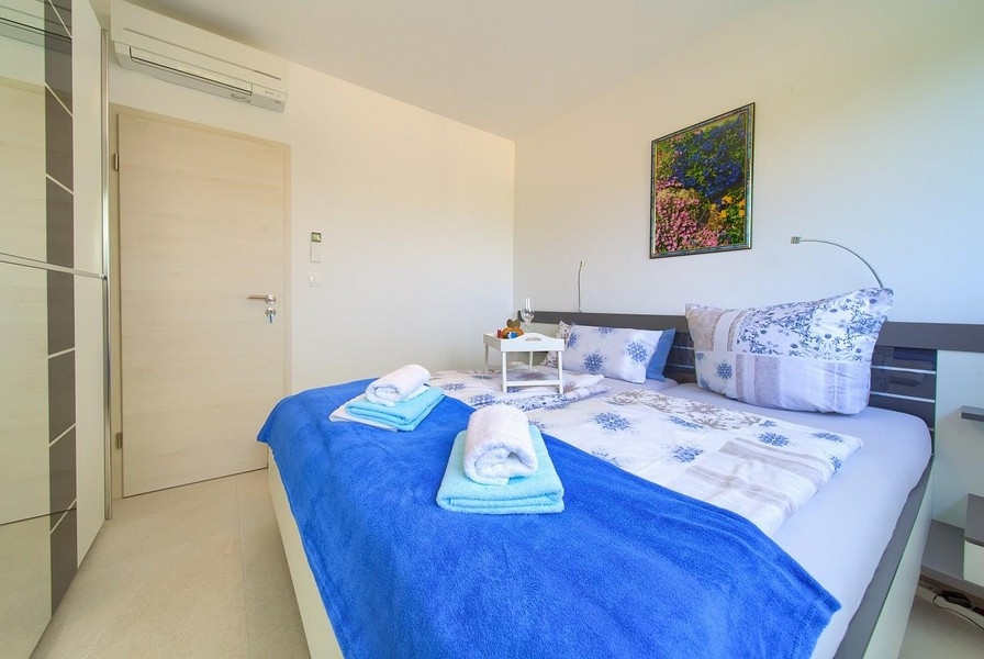 Camera da letto con letto matrimoniale.