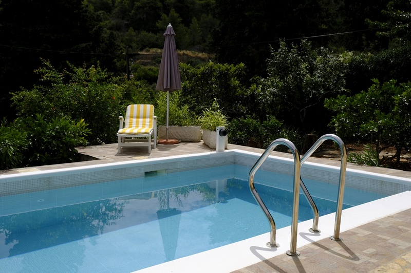 Piscina della casa H1905, in vendita in Croazia a Brac.