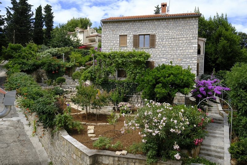 Casa in pietra in ottima posizione sull'isola di Brac in vendita.