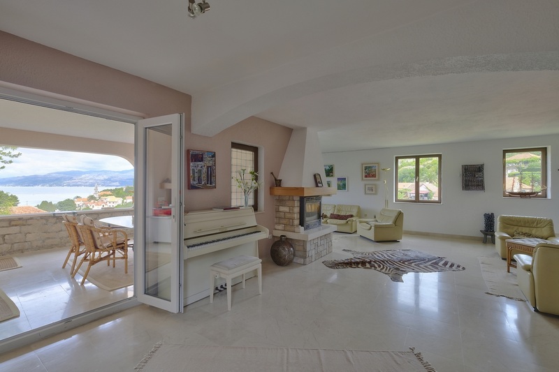 Zona giorno con terrazza e vista mare nel sottotetto della casa H1905.