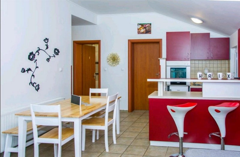 Zona pranzo e cucina.