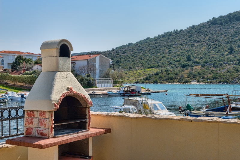 Barbecue grill e vista mare - immobile H1917 vicino a Rogoznica in Croazia.