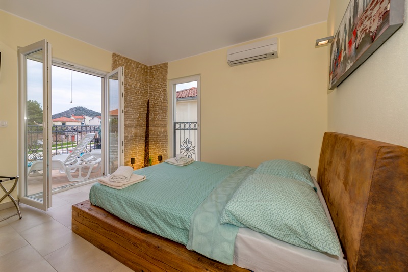L'accogliente camera da letto dell'immobile H1917 in prima fila sulla riva del mare.