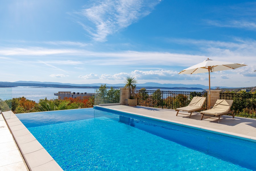 Piscina a sfioro con lettini sopra la baia di Crikvenica