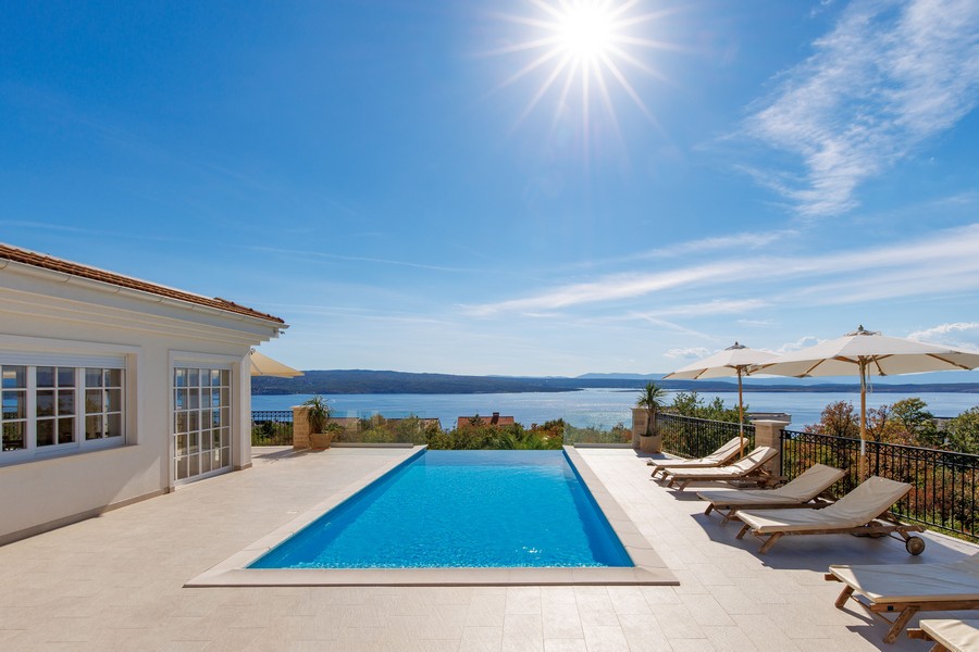 Terrazza con piscina a sfioro della villa H1919 a Crikvenica, Quarnaro.