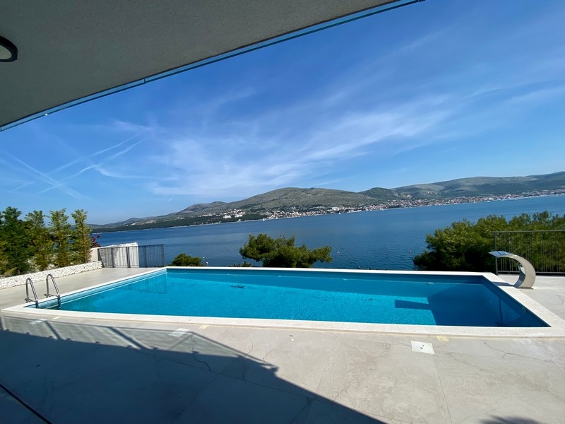 Piscina sotto la tettoia con ampia vista sulla baia