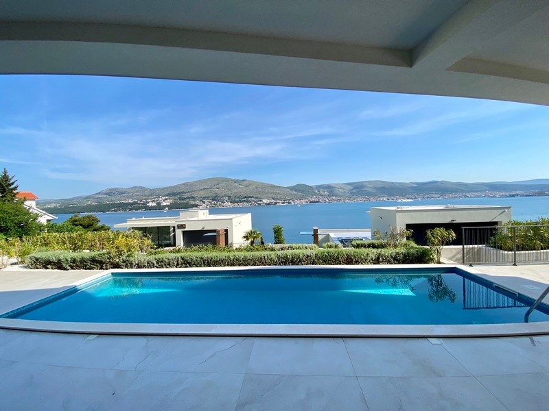 Villa moderna con piscina e vista sulla baia di Trogir sull'isola di Ciovo