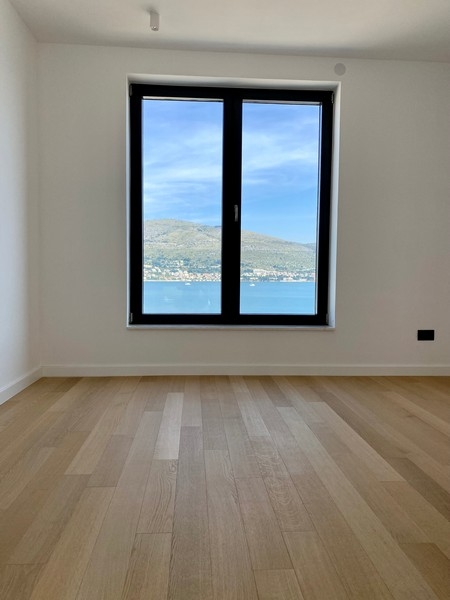 Stanza vuota con parquet e finestra sulla baia