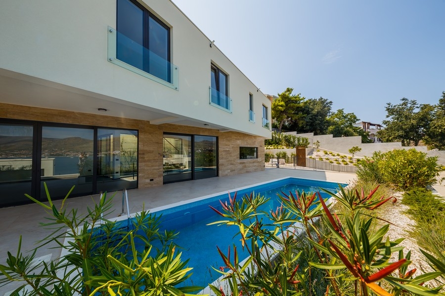 Villa moderna con piscina sull'isola di Ciovo in Croazia in vendita.