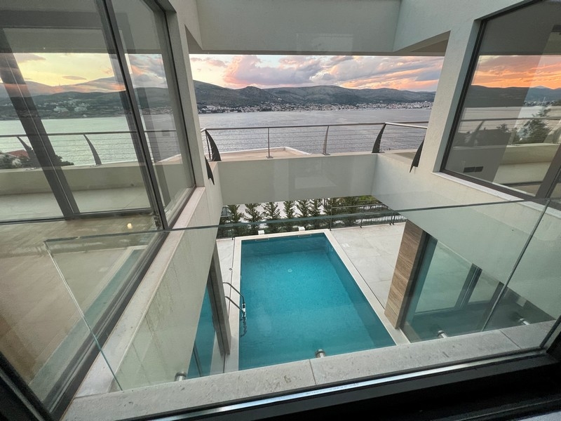 Vista attraverso il parapetto in vetro sulla piscina e sulla baia