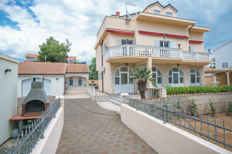 Edificio di appartamenti vicino a Vodice in Croazia in vendita - Panorama Scouting H1956.