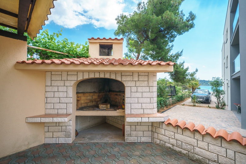 Barbecue dell'immobile H1956 a Srima, zona di Vodice, Croazia - Panorama Scouting.