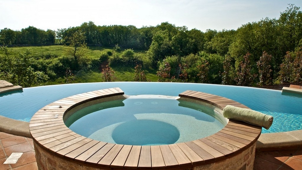 Idromassaggio rotondo nella piscina con vista sui prati
